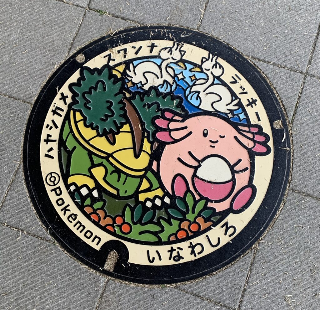福島県道の駅猪苗代にあるラッキーとハヤシガメとスワンナのポケふた