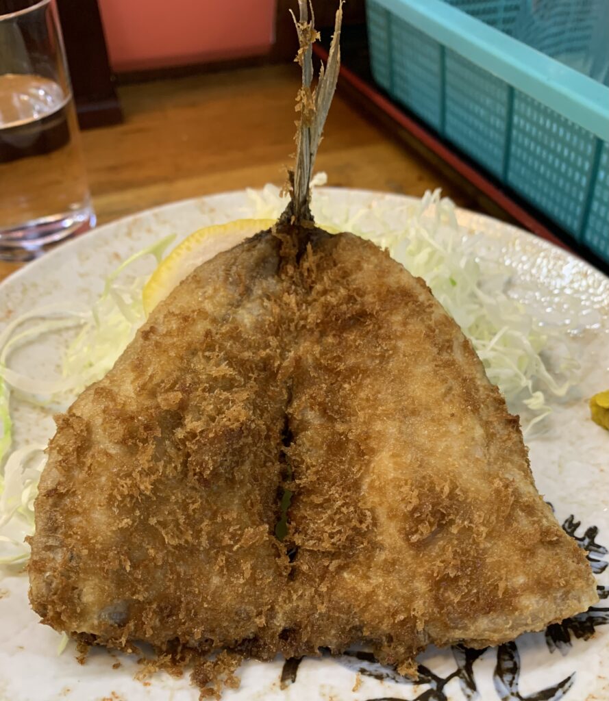 静岡県沼津港にある「にし与」のアジフライ