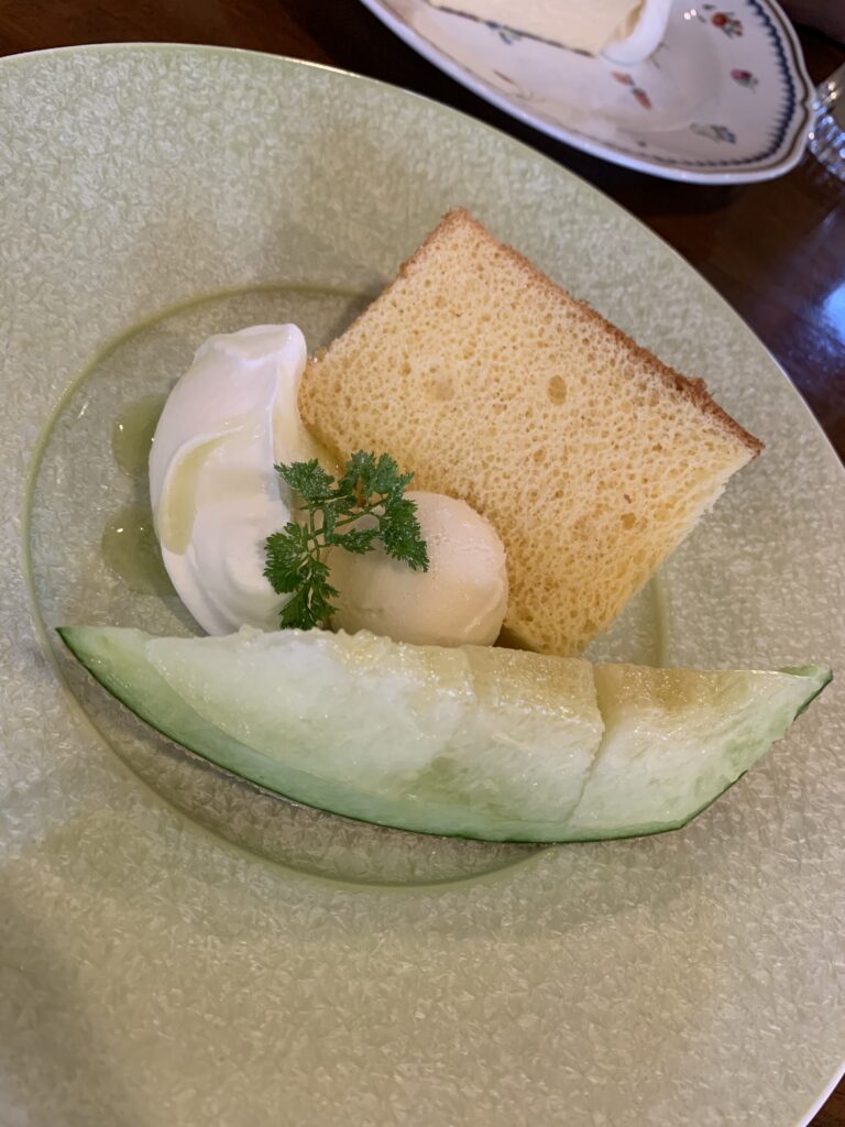 ガラスの森美術館併設のカフェ　シフォンケーキ