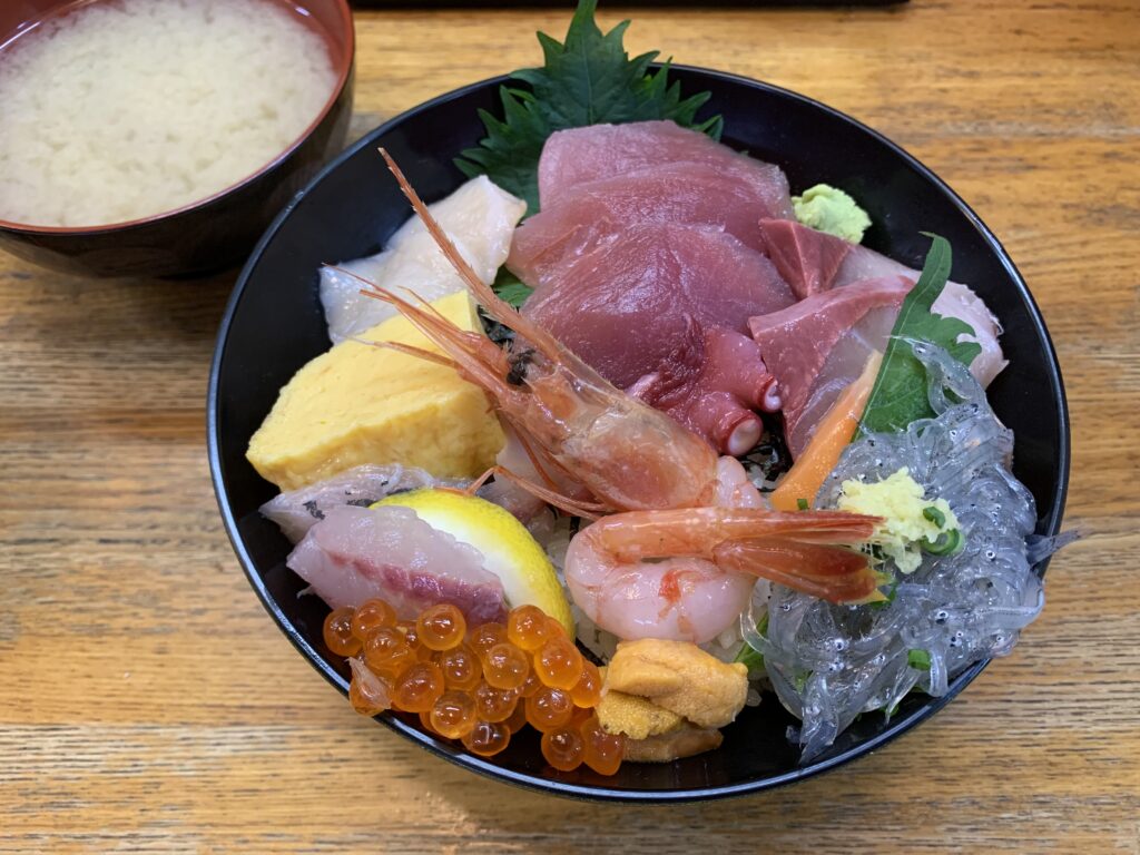 静岡県沼津港にある「にし与」の海鮮丼