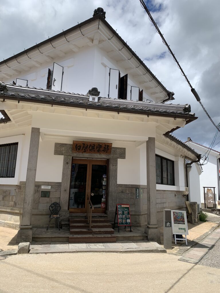 明治時代に建てられた赤瓦十三号館 白壁倶楽部