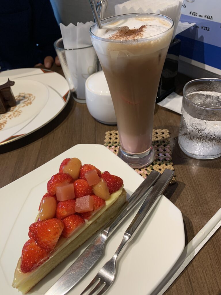 リビドー洋菓子店のアイスストロベリーカプチーノと苺のタルト