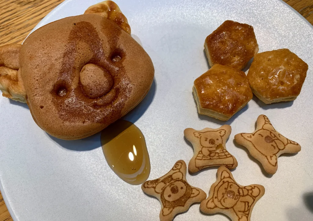 コアラのマーチパンケーキ、コミュニケーション、パイの実